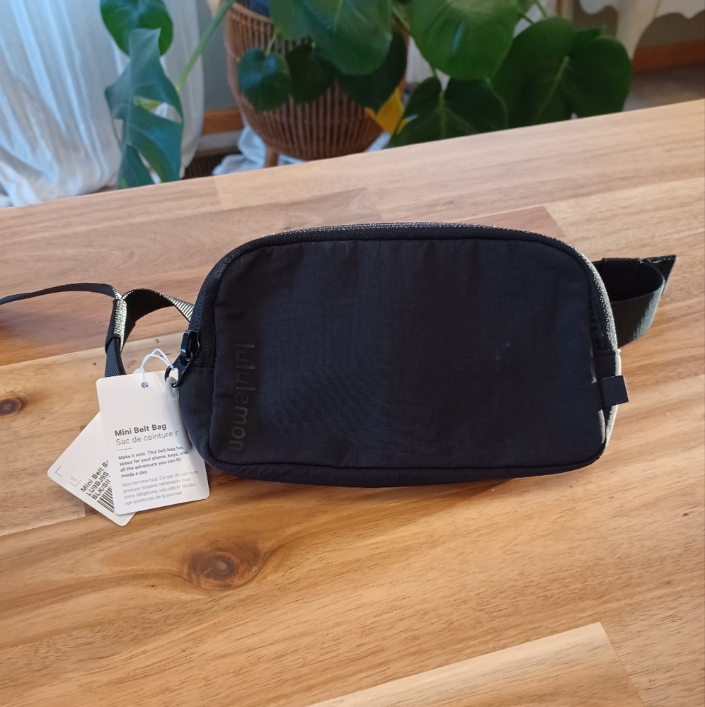 NWT LULULEMON MINI BELT BAG Black